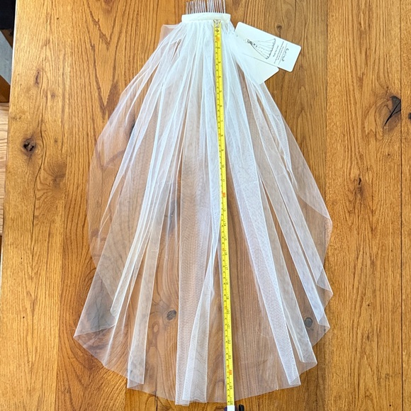 NWT Short Single Layer Ivory Tulle Wedding Veil - Picture 3 of 7